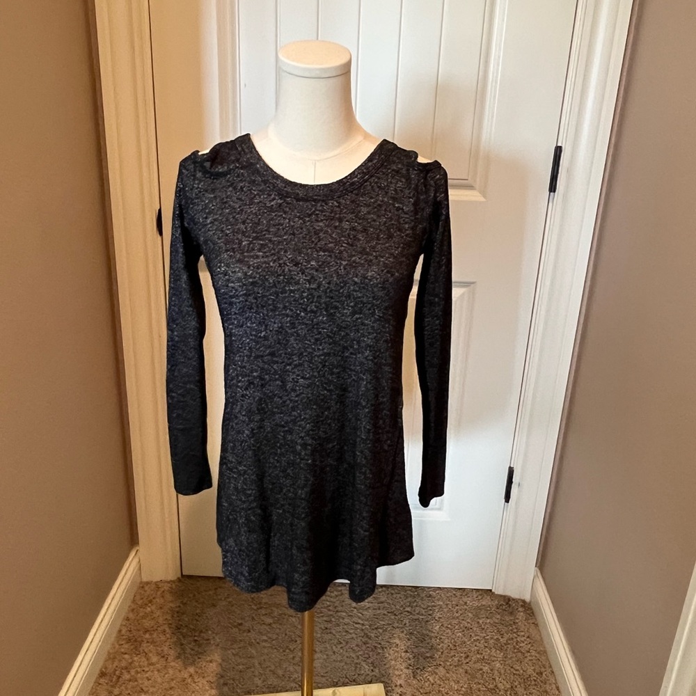 Peyton Jensen - Evereve - Gray Long Sleeve w/ cold shoulder detail